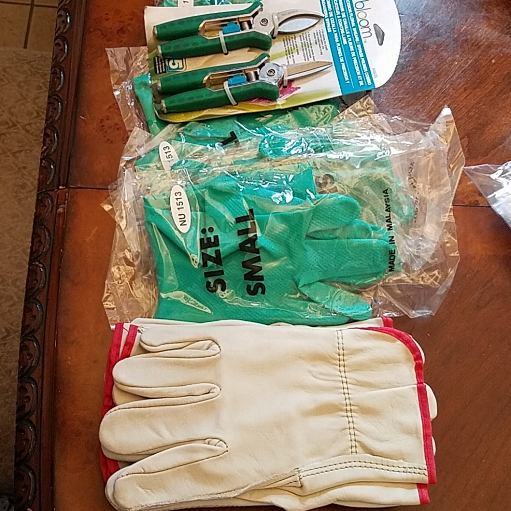 7 pack of gloves + gardening tools